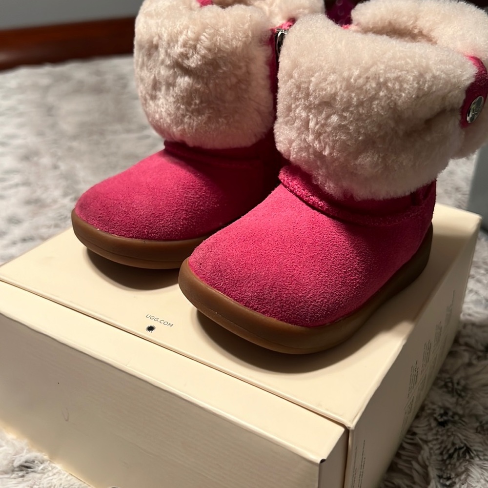 Ugh Romona : lightly used. Size 2/3 : 6-12 months